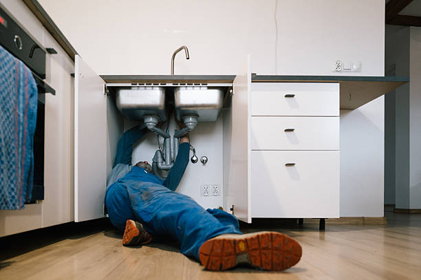 Professional Emergency Plumber technician working in Crosby, TX